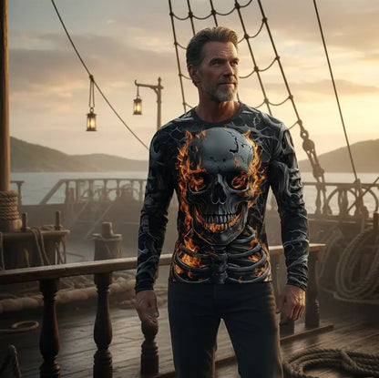 T-shirt Crâne Enflammé porté sur homme qui regarde au large sur le pont de navire.