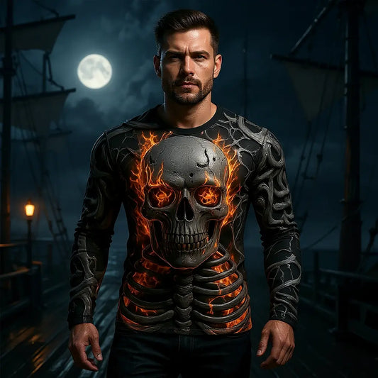T-shirt Crâne Enflammé porté sur un pont de navire, flammes dorées dans l’obscurité.