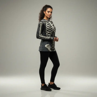 Femme de profil portant le T-shirt Squelette complet, posture droite sur fond neutre.