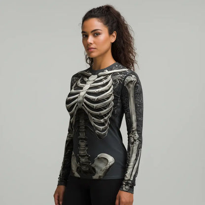 Femme portant le T-shirt Squelette, fond gris clair, coupe ajustée et design réaliste.
