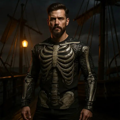 Homme portant le T-shirt Squelette sur le pont d’un navire, lumière dramatique et ambiance pirate.
