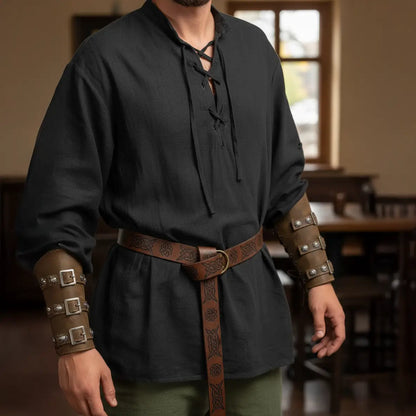 Détail du haut noir de la tenue complète du flibustier avec ceinture en cuir ajustable.