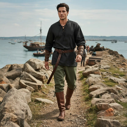 Tenue complète du flibustier portée sur un pont en bois, style pirate authentique avec ceinture et bottes.