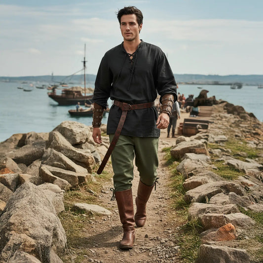 Tenue complète du flibustier portée sur un pont en bois, style pirate authentique avec ceinture et bottes.