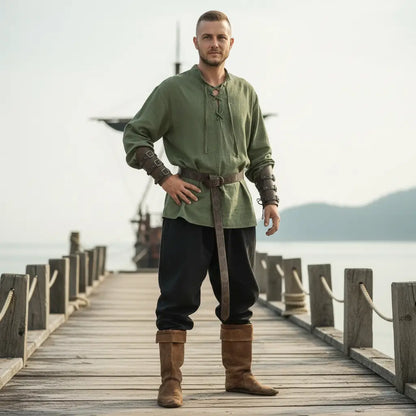 Tenue complète du flibustier portée sur un pont en bois, style pirate authentique avec ceinture et bottes.