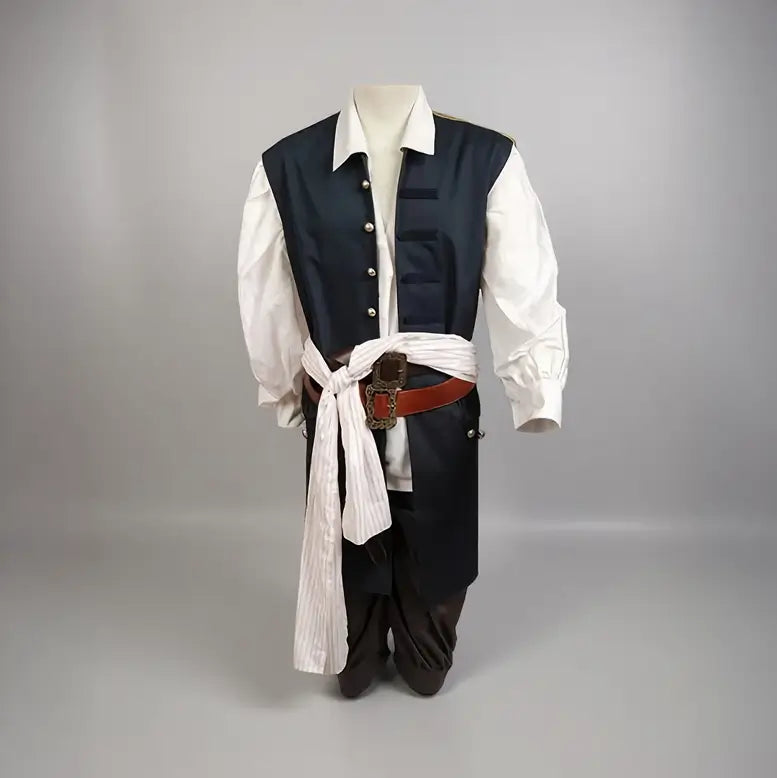 Base du costume pirate des Caraïbes, portée par un homme en studio, focus sur la veste bleue, chemise et ceinture blanche.
