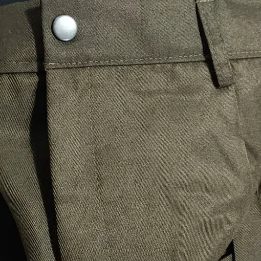 Détail du pantalon du costume pirate des Caraïbes, couture soignée et bouton métallique typique des tenues d’époque.