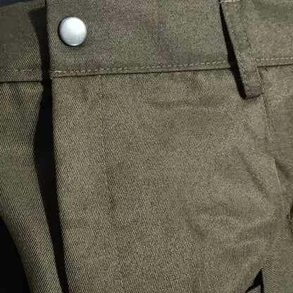 Détail du pantalon du costume pirate des Caraïbes, couture soignée et bouton métallique typique des tenues d’époque.