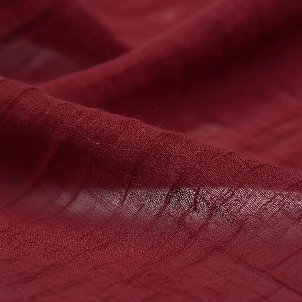 Gros plan sur le tissu rouge bordeaux du bandeau pirate, texture soyeuse et finition réaliste.