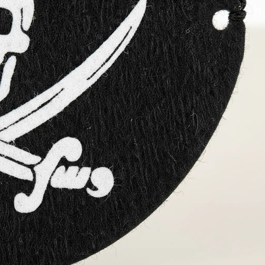 Gros plan sur la matière d’un cache-oeil pirate, texture douce de feutre de qualité.