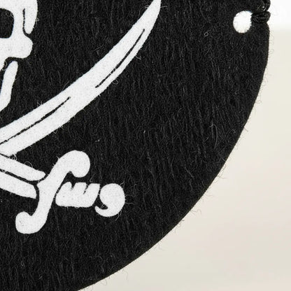 Gros plan sur la matière d’un cache-oeil pirate, texture douce de feutre de qualité.