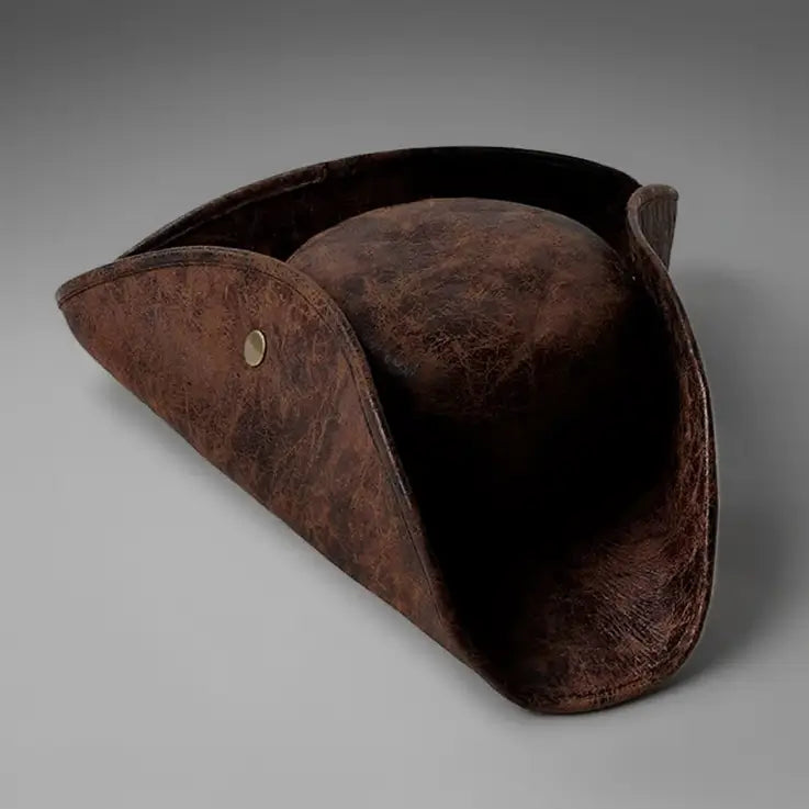 Tricorne authentique de pirate en simili cuir marron, accessoire marin au style vintage et robuste.