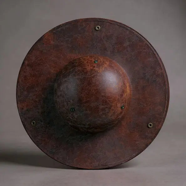 Vue aérienne d’un tricorne pirate en cuir marron, accessoire classique du capitaine des mers.
