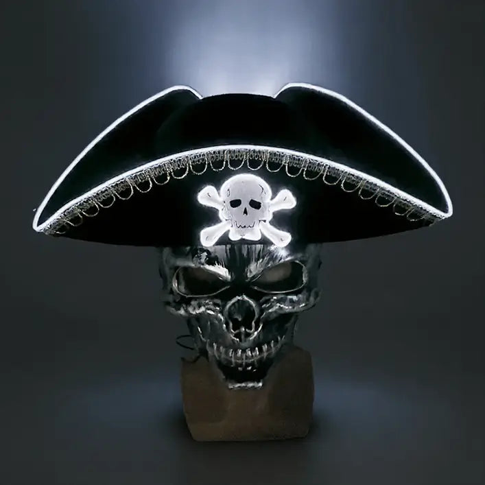 Chapeau pirate LED blanc sur crâne, collection TÉNÈBRE – accessoire lumineux pour costume pirate.