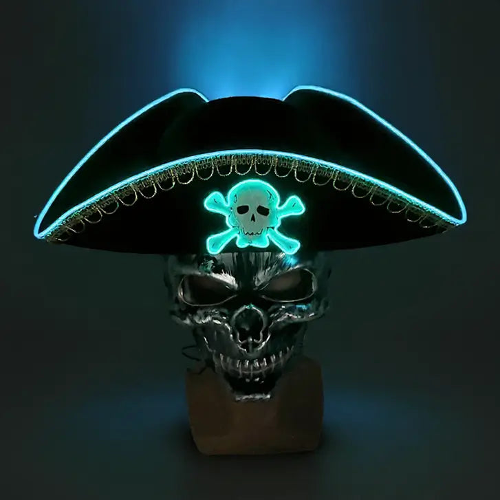 Tricorne LED bleu ciel sur crâne, effet néon et texture cuir sombre – gamme TÉNÈBRE.