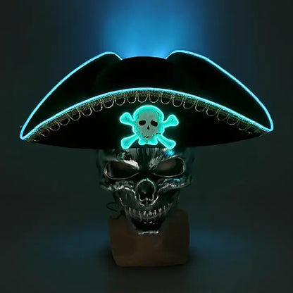 Tricorne LED bleu ciel sur crâne, effet néon et texture cuir sombre – gamme TÉNÈBRE.