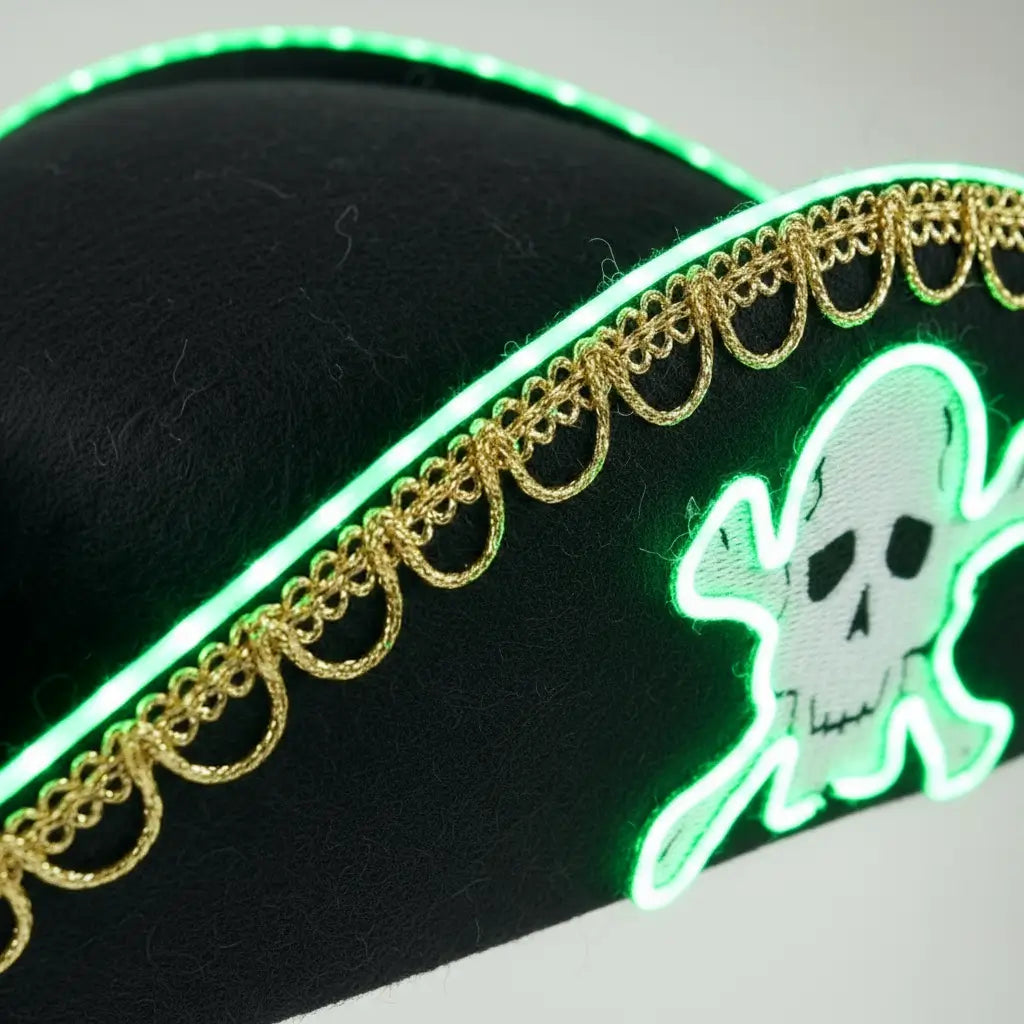 Détail de la bordure dorée et du motif lumineux du tricorne pirate LED.