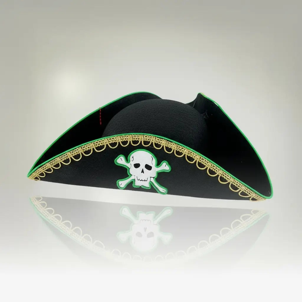Vue latérale du tricorne LED noir avec effet miroir et crâne lumineux sur fond neutre studio.