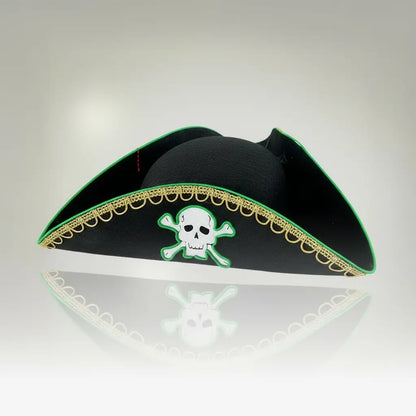 Vue latérale du tricorne LED noir avec effet miroir et crâne lumineux sur fond neutre studio.