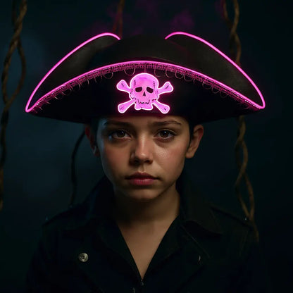 Enfant pirate portant le tricorne LED rose, ambiance sombre et cinématique.