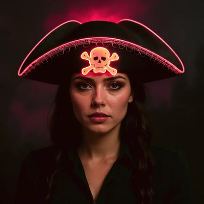 Femme pirate avec chapeau LED rouge, regard intense, style ténébreux et élégant.