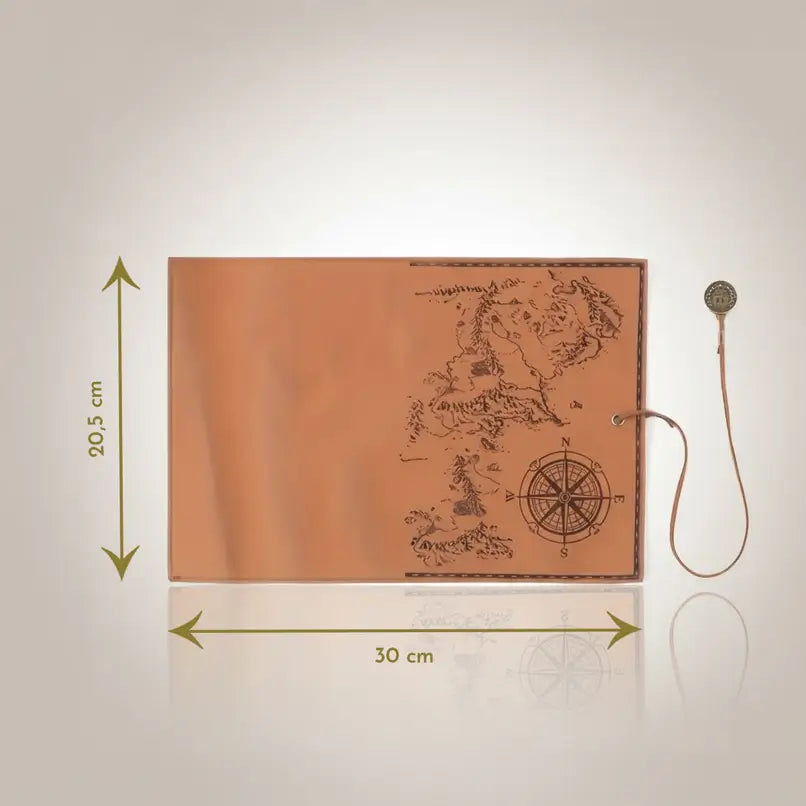 Trousse carte au trésor en cuir marron présentée ouverte avec dimensions indiquées.