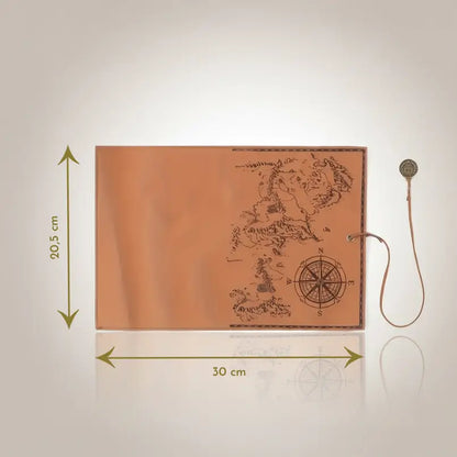 Trousse carte au trésor en cuir marron présentée ouverte avec dimensions indiquées.